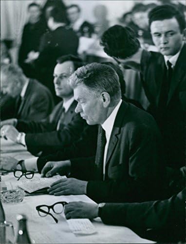 תצלום וינטג 'של יוזף סמרקובסקי בפגישה בארמון הקונגרס בפראג. 1968.