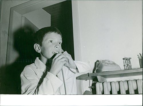 תצלום וינטג 'של ילד מדבר בטלפון.